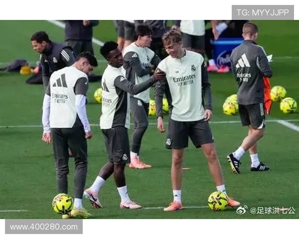 赫伊森替补席吃喝不停四处张望